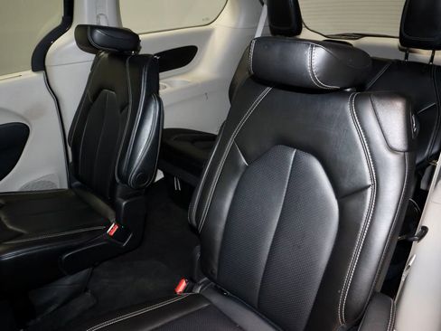 Used 2024 Chrysler Pacifica Touring-L FWD image 22