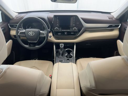 Used 2020 Toyota Highlander XLE image 17