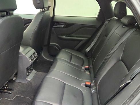 Used 2020 Jaguar F-PACE Premium image 21