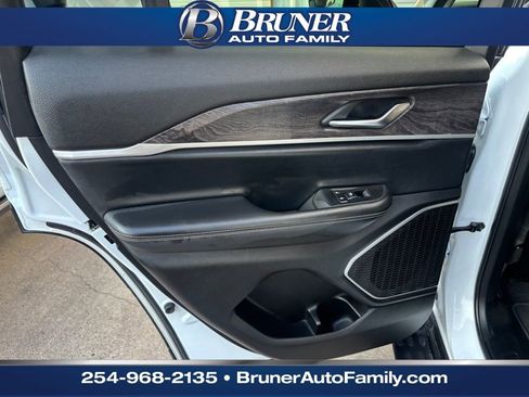 Used 2022 Jeep Grand Cherokee Limited image 13