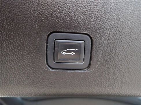 Used 2020 Chevrolet Traverse LT w/ Driver Confidence II Package image 9