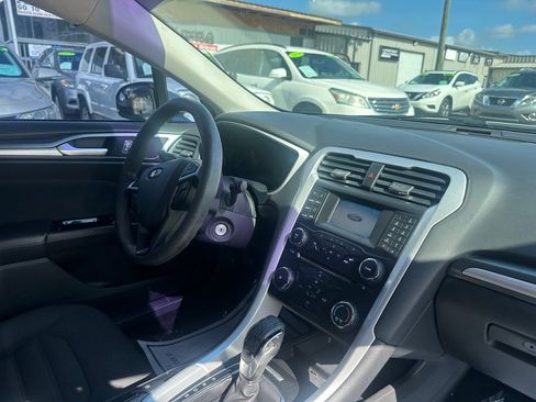 Used 2014 Ford Fusion SE FWD image 8