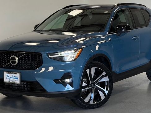 Used 2023 Volvo XC40 B5 Plus w/ Driver Assist Package AWD/4WD image 1