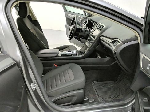 Used 2020 Ford Fusion SE image 21