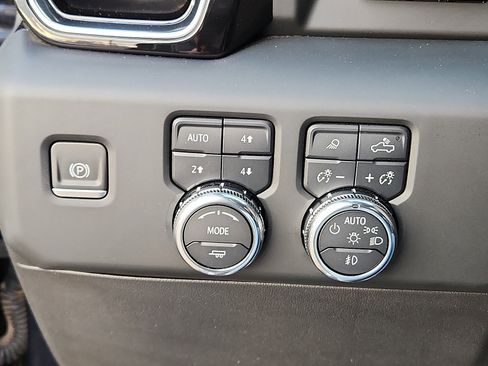 Used 2024 GMC Sierra 2500 Denali w/ Technology Package image 17