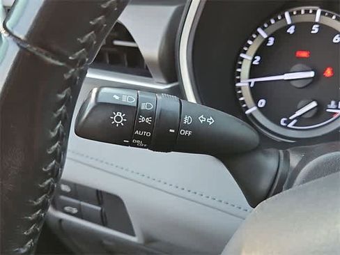 Used 2022 Toyota Highlander XLE image 29