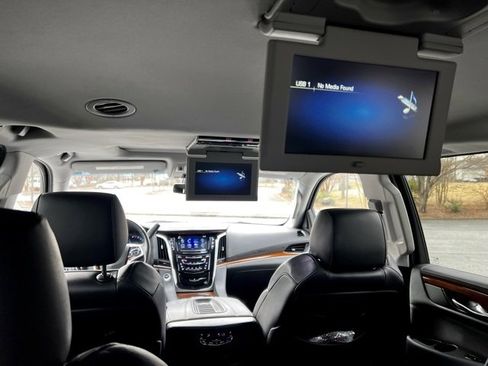 Used 2018 Cadillac Escalade ESV Luxury image 29