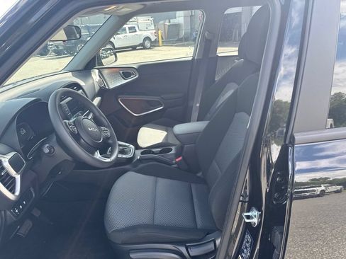 Used 2025 Kia Soul LX w/ LX Technology Package FWD image 11
