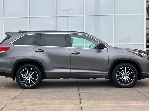 Certified 2017 Toyota Highlander SE image 3