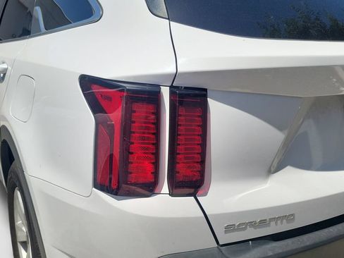Used 2023 Kia Sorento LX FWD image 9
