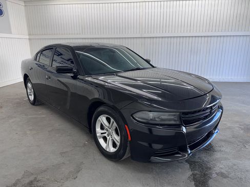 Used 2019 Dodge Charger SXT w/ Leather Interior Group RWD image 3