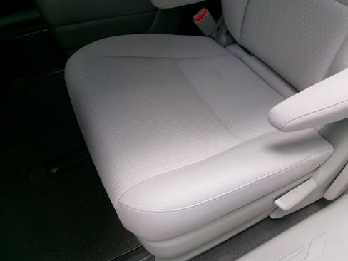 Used 2018 Kia Sedona L image 17