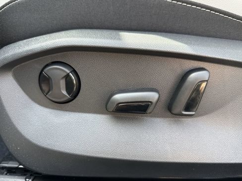 Used 2025 Volkswagen Taos SE image 14