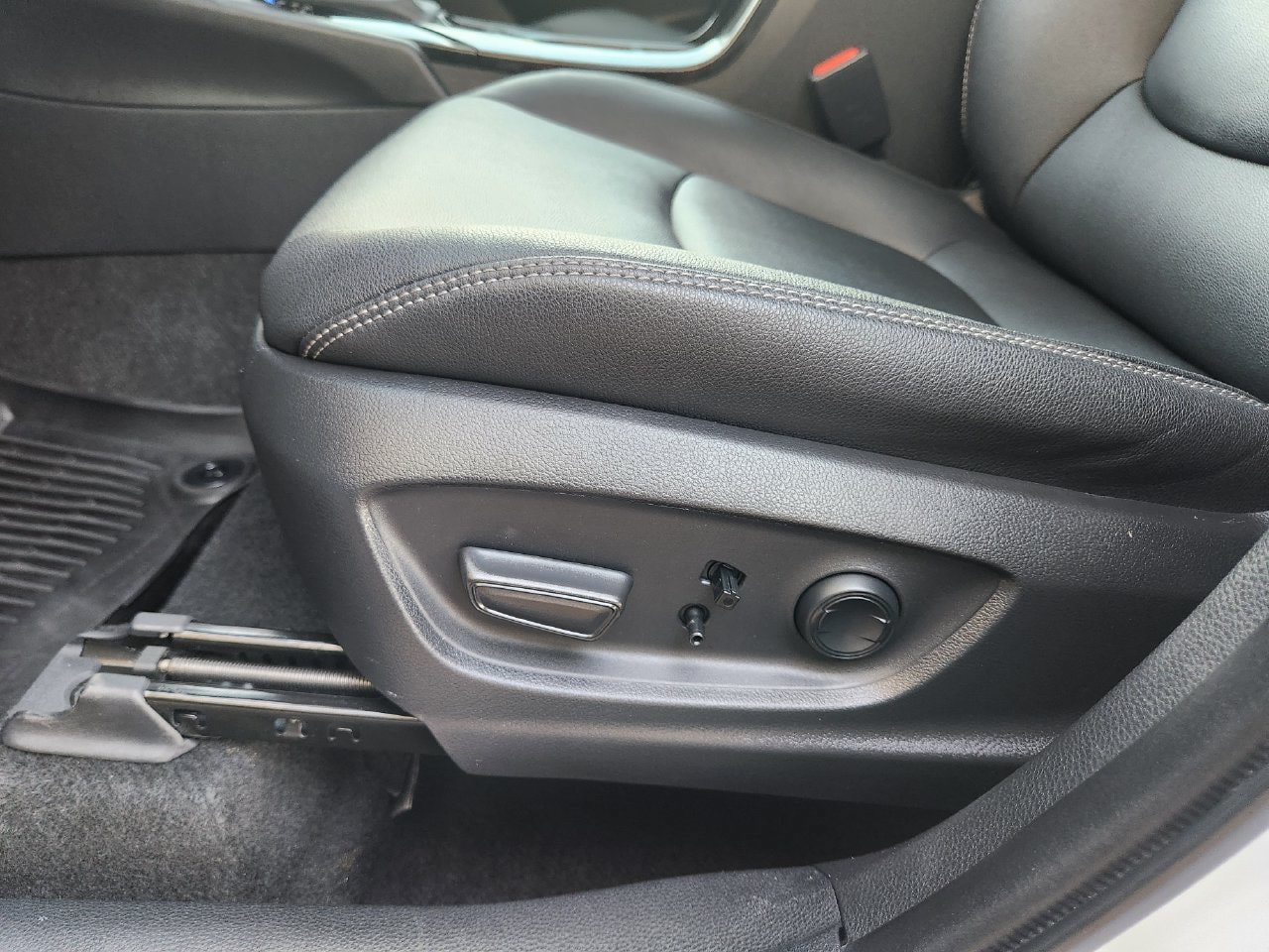 Used 2023 Toyota Corolla Cross XLE FWD image 23