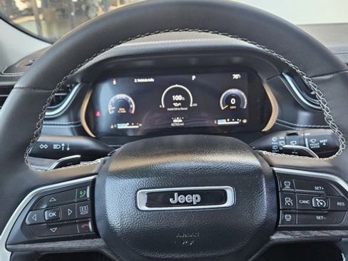 Used 2023 Jeep Grand Cherokee L Limited w/ Black Appearance Package image 18