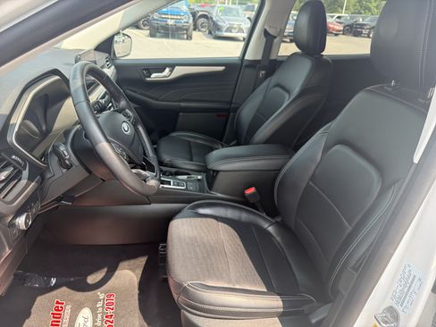 Certified 2022 Ford Escape SEL w/ Technology Package AWD/4WD image 12