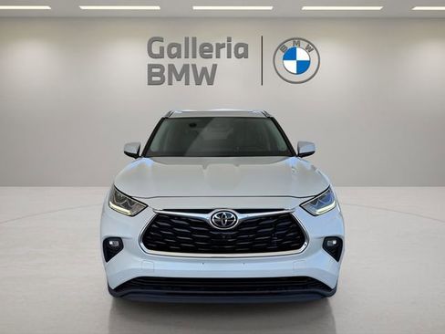 Used 2022 Toyota Highlander Limited FWD image 3