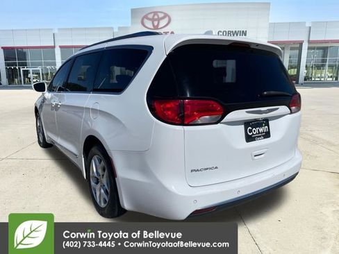 Used 2018 Chrysler Pacifica Touring-L w/ Tire & Wheel Group FWD image 3