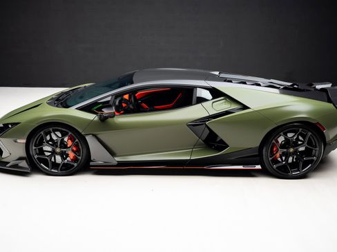 Used 2024 Lamborghini Revuelto AWD/4WD image 18