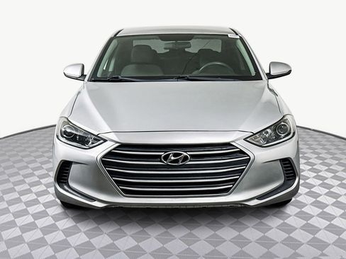 Used 2018 Hyundai Elantra SE image 2