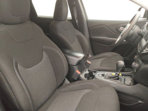 Used 2020 Jeep Cherokee Latitude FWD image 21