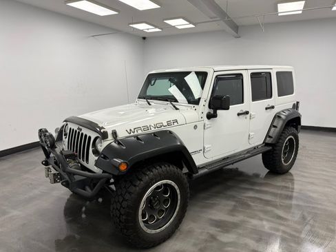 Used 2015 Jeep Wrangler Unlimited Sahara AWD/4WD image 3