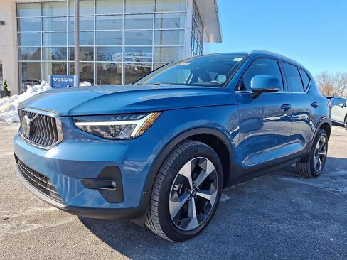 Certified 2023 Volvo XC40 B5 Plus image 3