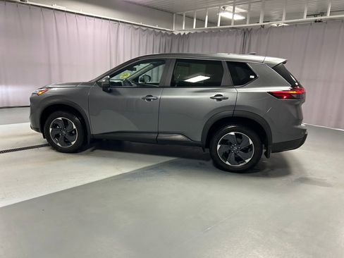 Used 2024 Nissan Rogue SV image 4