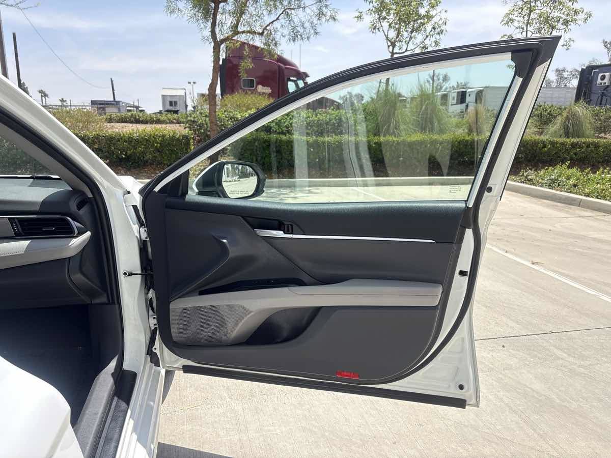 Used 2020 Toyota Camry SE w/ Carpet Mat Package FWD image 16