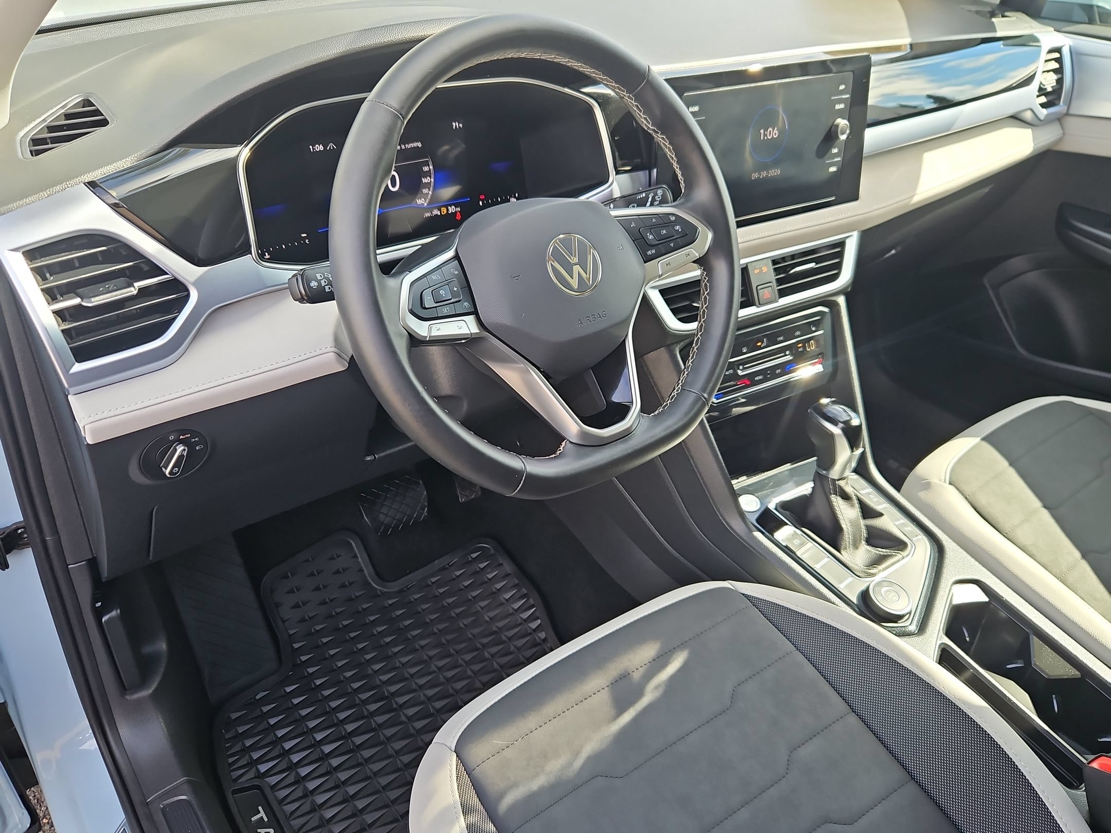 Used 2025 Volkswagen Taos SE w/ Panoramic Sunroof Package AWD/4WD image 12