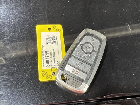 Used 2021 Ford Explorer XLT w/ Equipment Group 202A AWD/4WD image 43