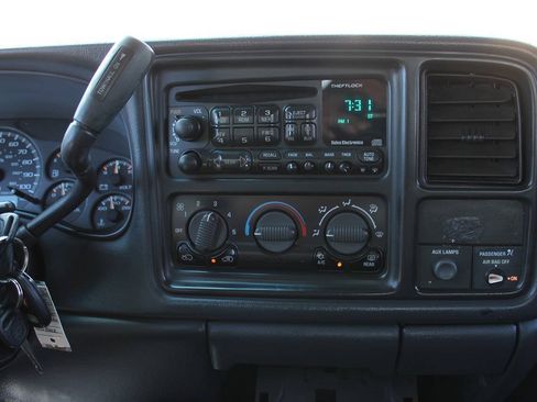 Used 1999 Chevrolet Silverado 2500 LS w/ Snow Plow Prep Pkg AWD/4WD image 32