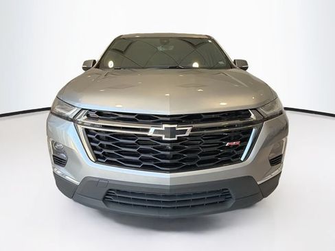 Used 2023 Chevrolet Traverse RS FWD image 2