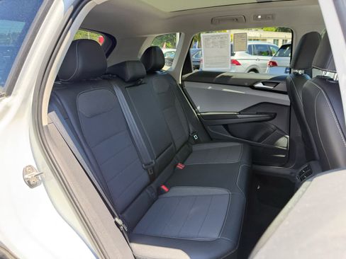 Used 2023 Volkswagen Taos SE w/ Panoramic Sunroof Package AWD/4WD image 12