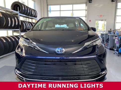 Used 2021 Toyota Sienna XLE image 31