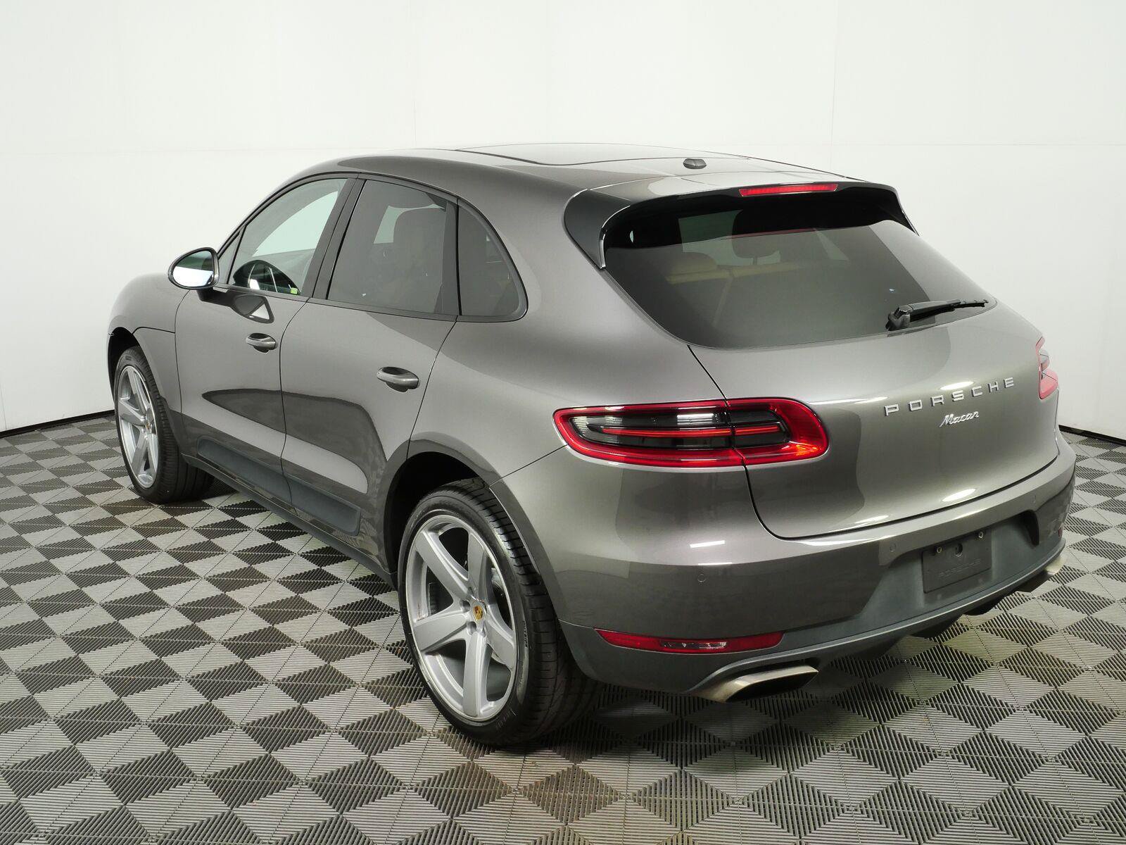 Used 2018 Porsche Macan AWD/4WD image 3