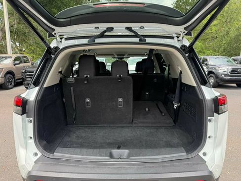 Used 2025 Nissan Pathfinder SV FWD image 8