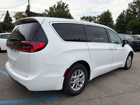 Used 2026 Chrysler Pacifica Select FWD image 5