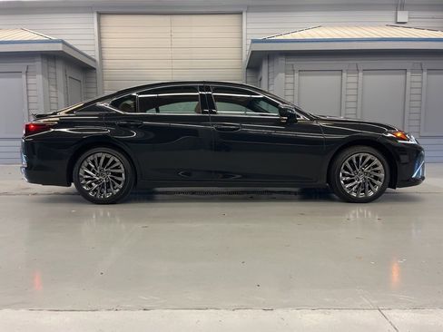 Used 2024 Lexus ES 350 Ultra Luxury w/ Accessory Package (Z2) image 8