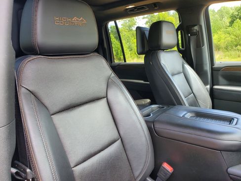 Used 2021 Chevrolet Suburban High Country w/ Premium Package AWD/4WD image 32