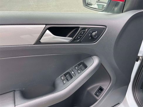 Used 2017 Volkswagen Jetta SE image 17