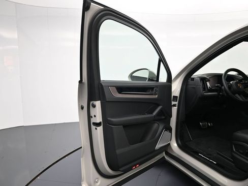 Used 2026 Porsche Cayenne GTS AWD/4WD image 16