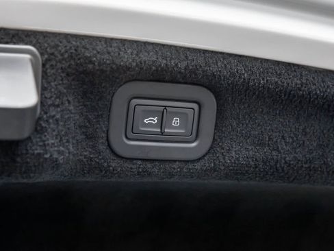 Used 2023 Bentley Flying Spur W12 image 47