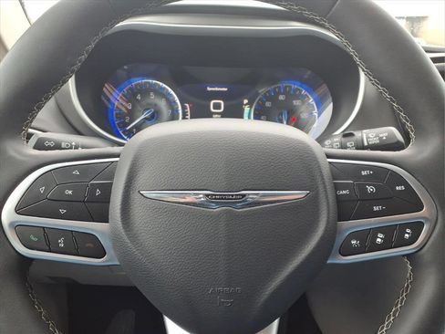 Used 2024 Chrysler Pacifica Touring-L image 25