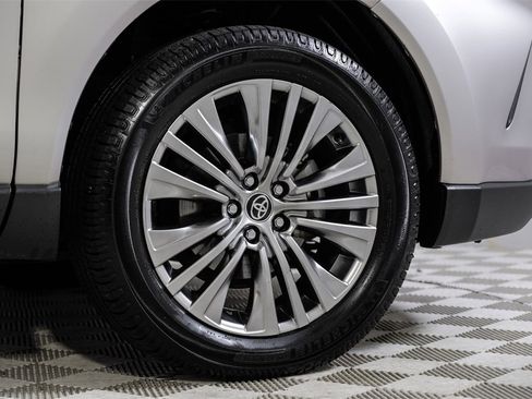 Used 2022 Toyota Venza XLE image 58