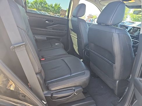 Used 2025 Nissan Pathfinder SL AWD/4WD image 28