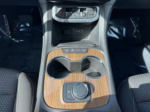 Used 2022 GMC Acadia SLE image 16