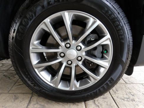 Used 2019 Jeep Cherokee Latitude Plus w/ Cold Weather Group image 14