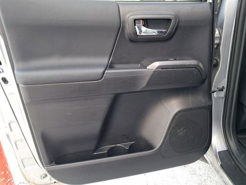 Used 2020 Toyota Tacoma TRD Sport image 11