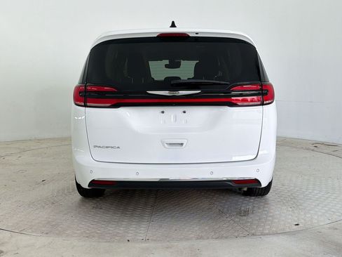 Used 2024 Chrysler Pacifica Touring-L FWD image 10